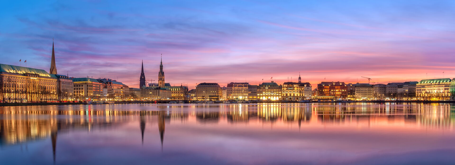Sonnenuntergang und Farbspiele, Blick über die Elbe auf Hamburg